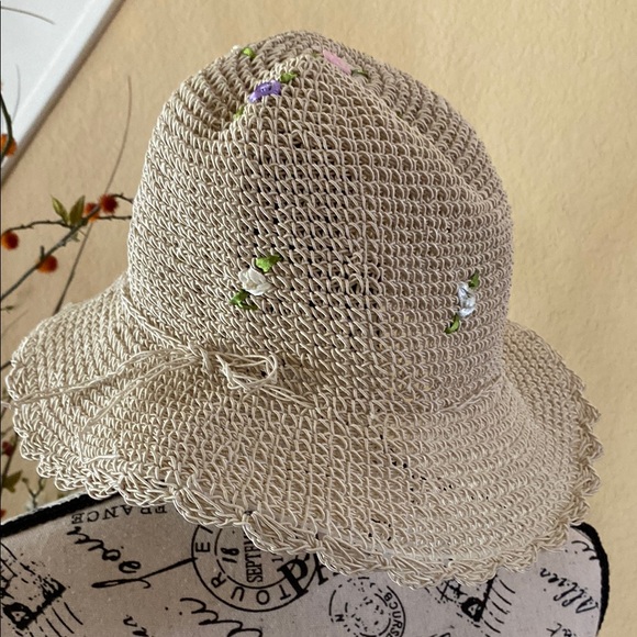 None Accessories - Elegant Beige Crochet Hat with Floral Accents